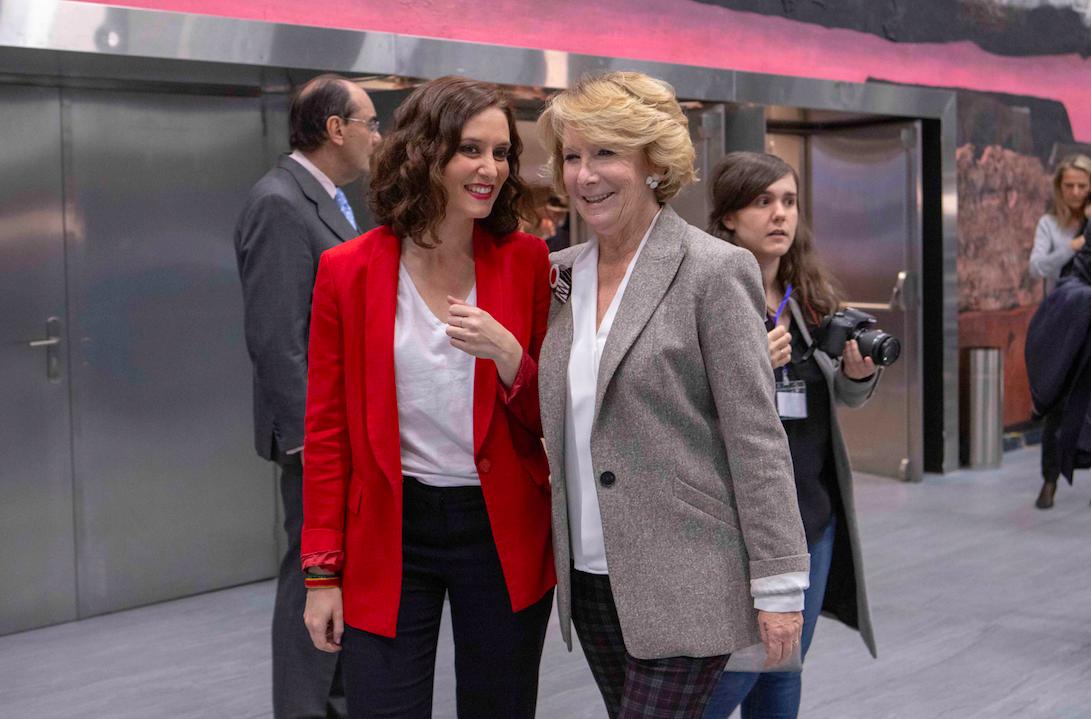 FonsiLoaiza's tweet photo. Díaz Ayuso fue puesta a dedo como asesora por Esperanza Aguirre con 27 años, colaboró con la 'Púnica' para mejorar su imagen en internet, cobraba 4.500€ mensuales en uno de sus chiringuitos y llevó el Twitter de su perro Pecas. Dice que no tiene nada que ver con ella. https://t.co/yotE4SiXBb