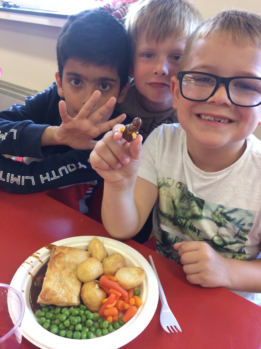 Spartans_CF's tweet photo. A special guest turned up to the Fun Fuelled Club today. @LewisCapaldi rocked up in his Chewbacca mask & enjoyed his steak pie. The children couldnβt quite believe how small he is! #
#Chewiscapaldi #HereForGood https://t.co/QYp4MG8cga