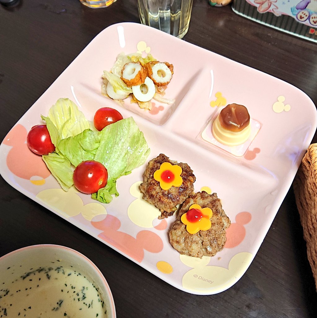 おかいつのムームーのいただきますのコーナーを見た娘様が、自分もこんなご飯食べてみたいーと言うのでがんばったよ！でもプリンは残してたw