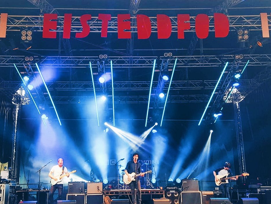 ifightlions's tweet photo. Diolch i bawb a ddaeth i'n gwylio yn yr @eisteddfod wythnos yma. Amser class, a wedi chwrdd â pobl anhygoel. Ni'n chwara' Gwyl Pendraw'r Byd yn Aberdaron nesaf, Awst 31 ✌️

📸: Anna Jones https://t.co/WlYgBQHt69