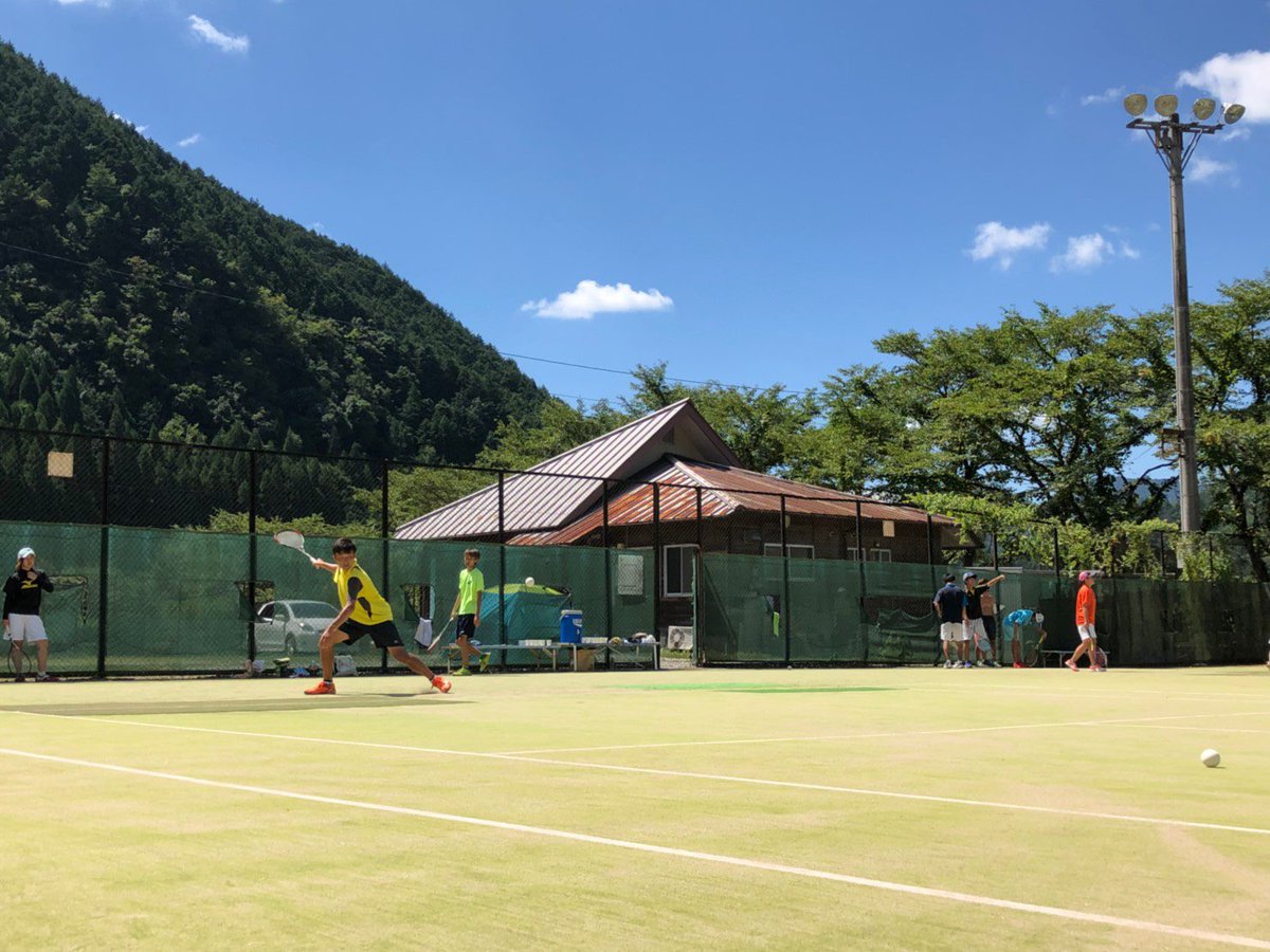 GSGUSoftTennis's tweet photo. 夏合宿2日目が終了しました。
午前中は基礎練習を徹底して行いました。前衛後衛それぞれに必要な練習ができました。
午後からは男女でわかれて試合を行いました。大会で���てるよう互いに切磋琢磨してできました。
平子さんが来てくれました！差し入れありがとうございました！！ https://t.co/XLLH7eQcKo
