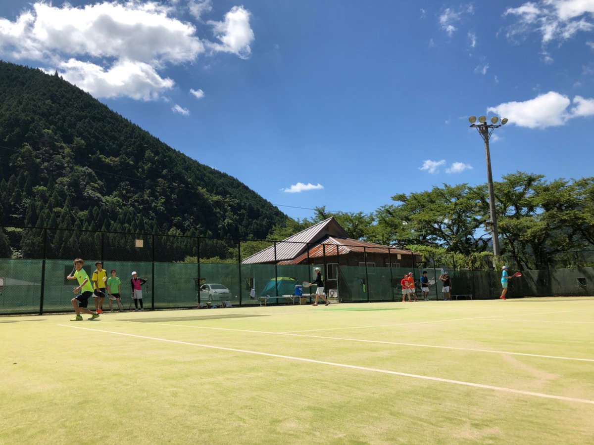 GSGUSoftTennis's tweet photo. 夏合宿2日目が終了しました。
午前中は基礎練習を徹底して行いました。前衛後衛それぞれに必要な練習ができました。
午後からは男女でわかれて試合を行いました。大会で���てるよう互いに切磋琢磨してできました。
平子さんが来てくれました！差し入れありがとうございました！！ https://t.co/XLLH7eQcKo