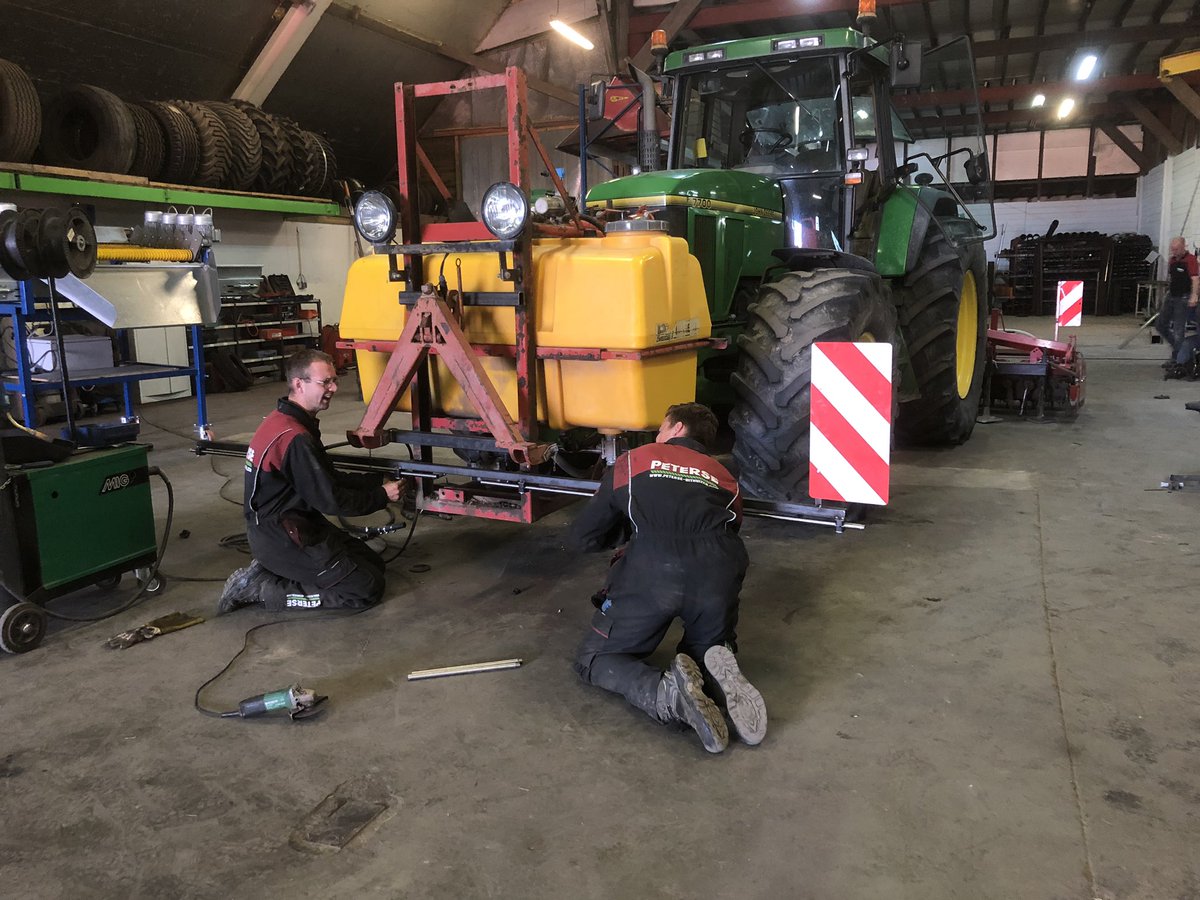 VanZwolLandbouw's tweet photo. @kfroma @Farmer_Tom_UK @BvGerko @HansSchalk3 @marcel_peterse is druk bezig geweest. En het prototype is klaar.
Morgen aan de slag met #melasse en #microferm toedienen bij het groenbemester zaaien. De eendenmest en compost liggen er al op. #beterebodem https://t.co/3FwcQeD3WY