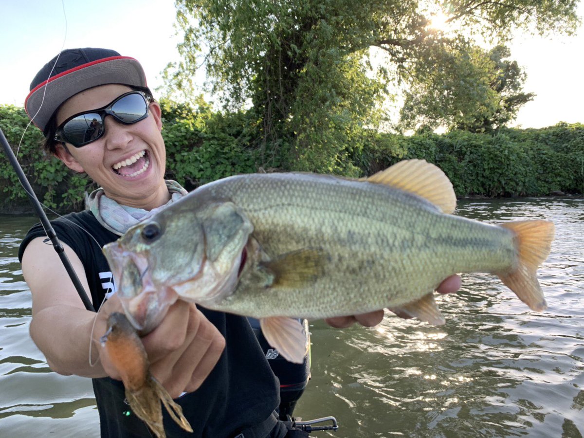 岩尾 地球 ガイア 風が吹いてたのでお腹にネイルシンカー0 4g入れたり 入れなかったり 使い分けが大事 フォール中のコンってアタリたまんね ロッドマン ジャッカル 遠賀川 リボルテージ ドリフトクロー バス釣り