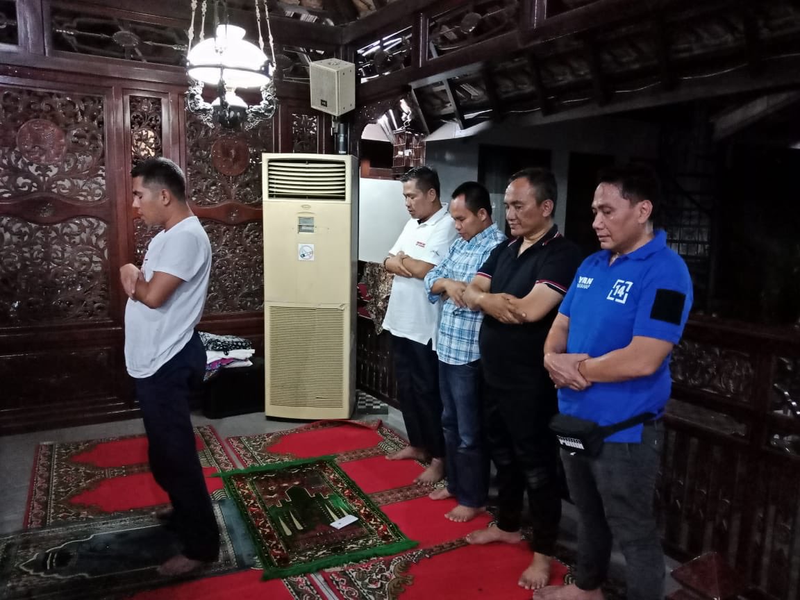 Siapa bilang ⁦<a href="/AndiArief__/">andi arief</a>⁩ tak mau shalat..  Dia sungguh istiqomah, inshaa Allah