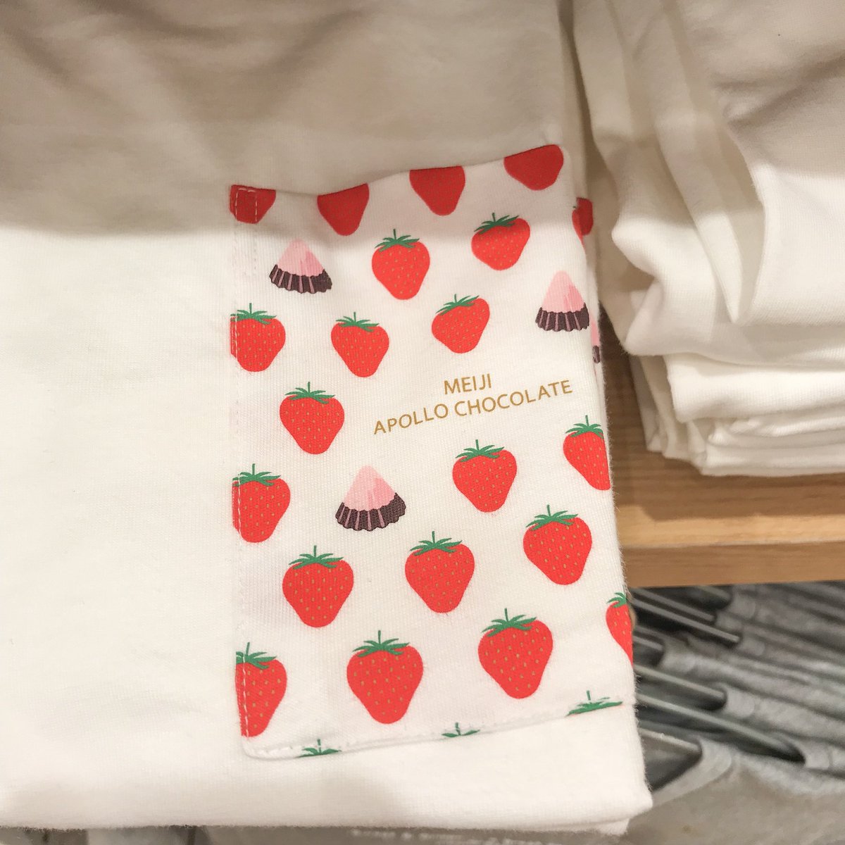 imbeamie's tweet photo. เสื้อ Uniqlo ลายขนม meiji คราวนี้มีช้อคโกแลต Apollo ด้วย ใครชอบกินต้องมาเก็บแล้ว น่ารักนุ่มนิ่มมาก ป้อกกี้ชาเขียวก็คือทั้งน่ารักน่ากิน เห็นแล้วหิวเลย ._. คุณชาเขียว 🍵🍡🍫 https://t.co/RtE6sBHWJT