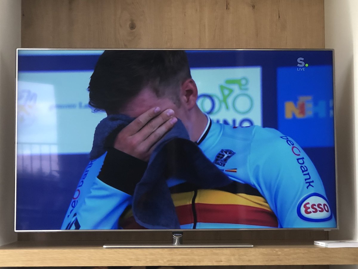 Vannieuwkerke's tweet photo. De EUROPESE KAMPIOEN TIJDRIJDEN is een 19-jarige Belg. @EvenepoelRemco blaast in Alkmaar de tegenstand gewoon weg en is begrijpelijk zeer emotioneel na een bewogen wielerweek. Proficiat! #sterrenvoordesterren #voorBjorg #voorStef https://t.co/36J3FVPG8I