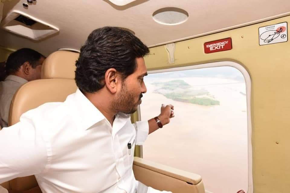 AdapaAsr's tweet photo. వరద ప్రభావిత ప్రాంతాలను మరియు వరద నీటిలోని పోలవరం ప్రాజెక్ట్ స్థితిగతులను ఏరియల్ సర్వే ద్వారా పరిశీలించిన ముఖ్యమంత్రి వైఎస్ జగన్ మోహన్ రెడ్డి గారు
#APCMYSJagan #YSJaganmohanReddy
#YSVivekanandaReddy
#YSVR https://t.co/EWmZ3kldg3