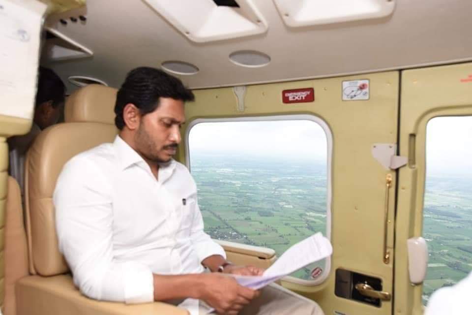 AdapaAsr's tweet photo. వరద ప్రభావిత ప్రాంతాలను మరియు వరద నీటిలోని పోలవరం ప్రాజెక్ట్ స్థితిగతులను ఏరియల్ సర్వే ద్వారా పరిశీలించిన ముఖ్యమంత్రి వైఎస్ జగన్ మోహన్ రెడ్డి గారు
#APCMYSJagan #YSJaganmohanReddy
#YSVivekanandaReddy
#YSVR https://t.co/EWmZ3kldg3