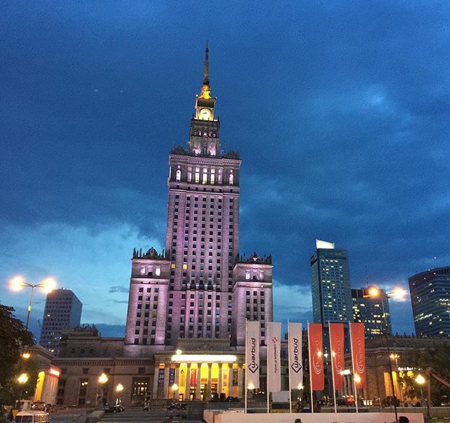 JonOTrafalgar's tweet photo. #warsaw #poland Stalin's "gift" to the #polish people! Looks #spectacular at #night #travel #csmyway #cshighlightsofbohemia @trafalgartravel https://t.co/YP2pUmWq1d https://t.co/9dN73yirCM