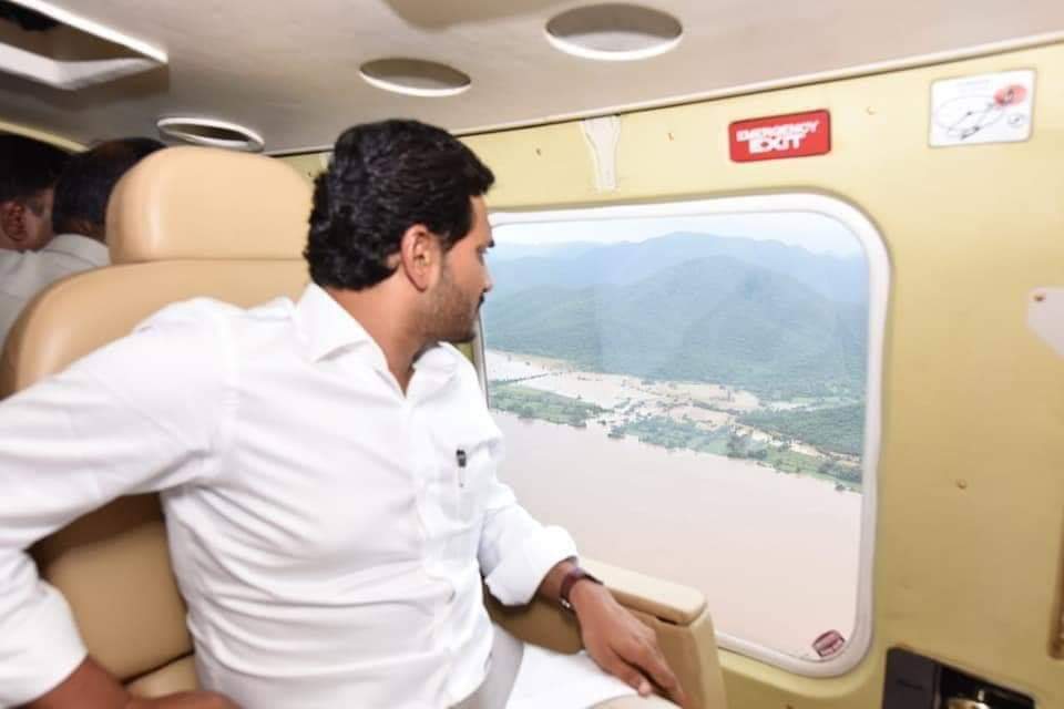 AdapaAsr's tweet photo. వరద ప్రభావిత ప్రాంతాలను మరియు వరద నీటిలోని పోలవరం ప్రాజెక్ట్ స్థితిగతులను ఏరియల్ సర్వే ద్వారా పరిశీలించిన ముఖ్యమంత్రి వైఎస్ జగన్ మోహన్ రెడ్డి గారు
#APCMYSJagan #YSJaganmohanReddy
#YSVivekanandaReddy
#YSVR https://t.co/EWmZ3kldg3
