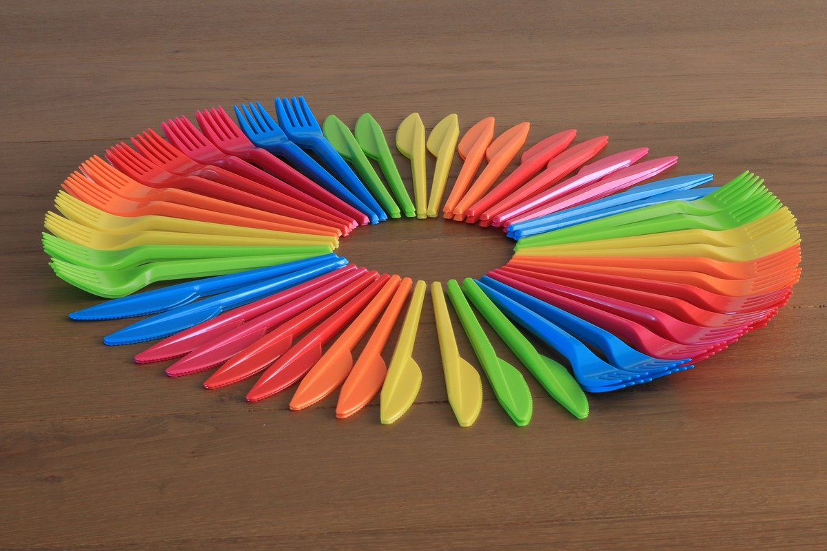 2EWWR's tweet photo. 🍴 #Disposableplastic will be banned starting from 2021... but don't throw the plastic containers you own away quite yet!

🎨 Get inspired by some ideas to #reuse 
and give it a new life, in a creative way https://t.co/TivNJBerVH https://t.co/AZAvE75zcZ