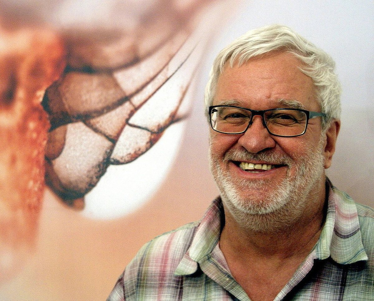 MaterialTimes's tweet photo. 4. 8 zemřel Petr Holman, literární historik a indolog, editor, pedagog, bohemista, hudebník, cestovatel, milovník keramiky, čajů a dýmek. Poslední rozloučení se koná zítra v 11.40 hodin v Ústřední obřadní síni v Praze na Olšanských hřbitovech. https://t.co/qfTe47gQJB https://t.co/YKwRkyKwuH