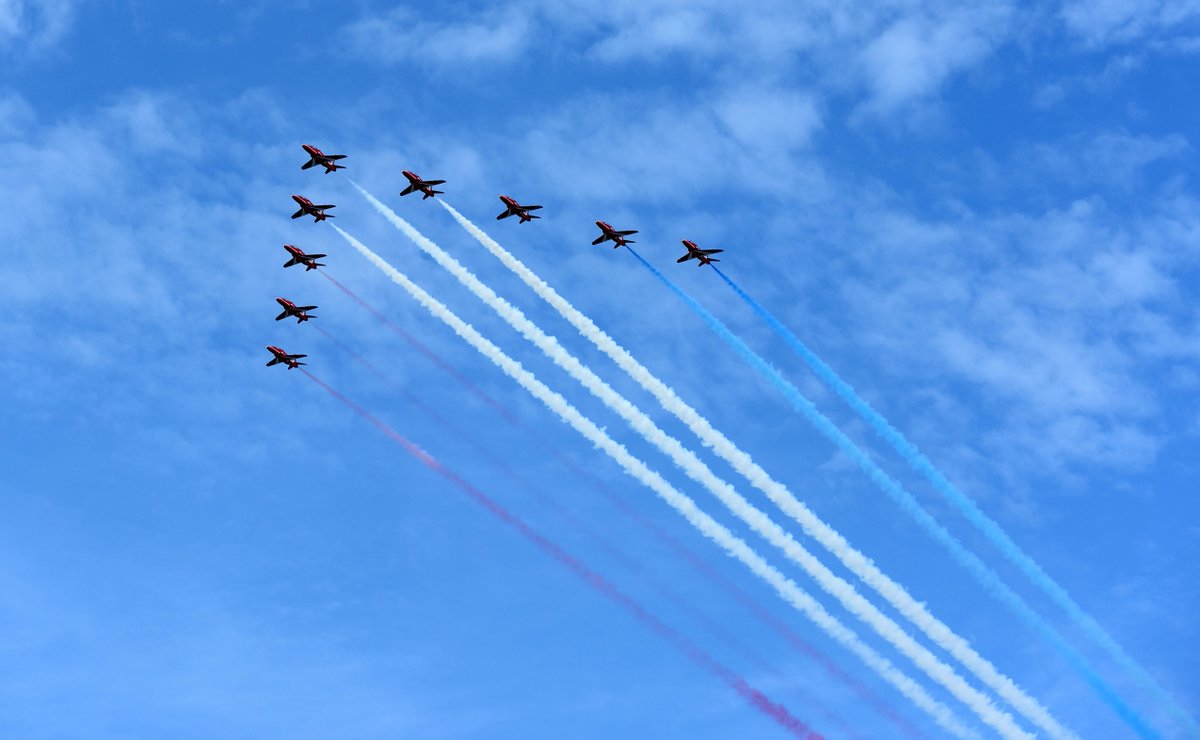 Porthcawl10K's tweet photo. #ThrowbackThursday 😍

We still can't quite believe this happened. 🔴⚪🔵

Thanks, @rafredarrows https://t.co/XG0ZAMUwM8