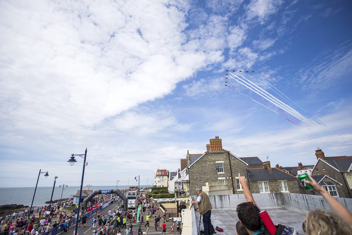 Porthcawl10K's tweet photo. #ThrowbackThursday 😍

We still can't quite believe this happened. 🔴⚪🔵

Thanks, @rafredarrows https://t.co/XG0ZAMUwM8