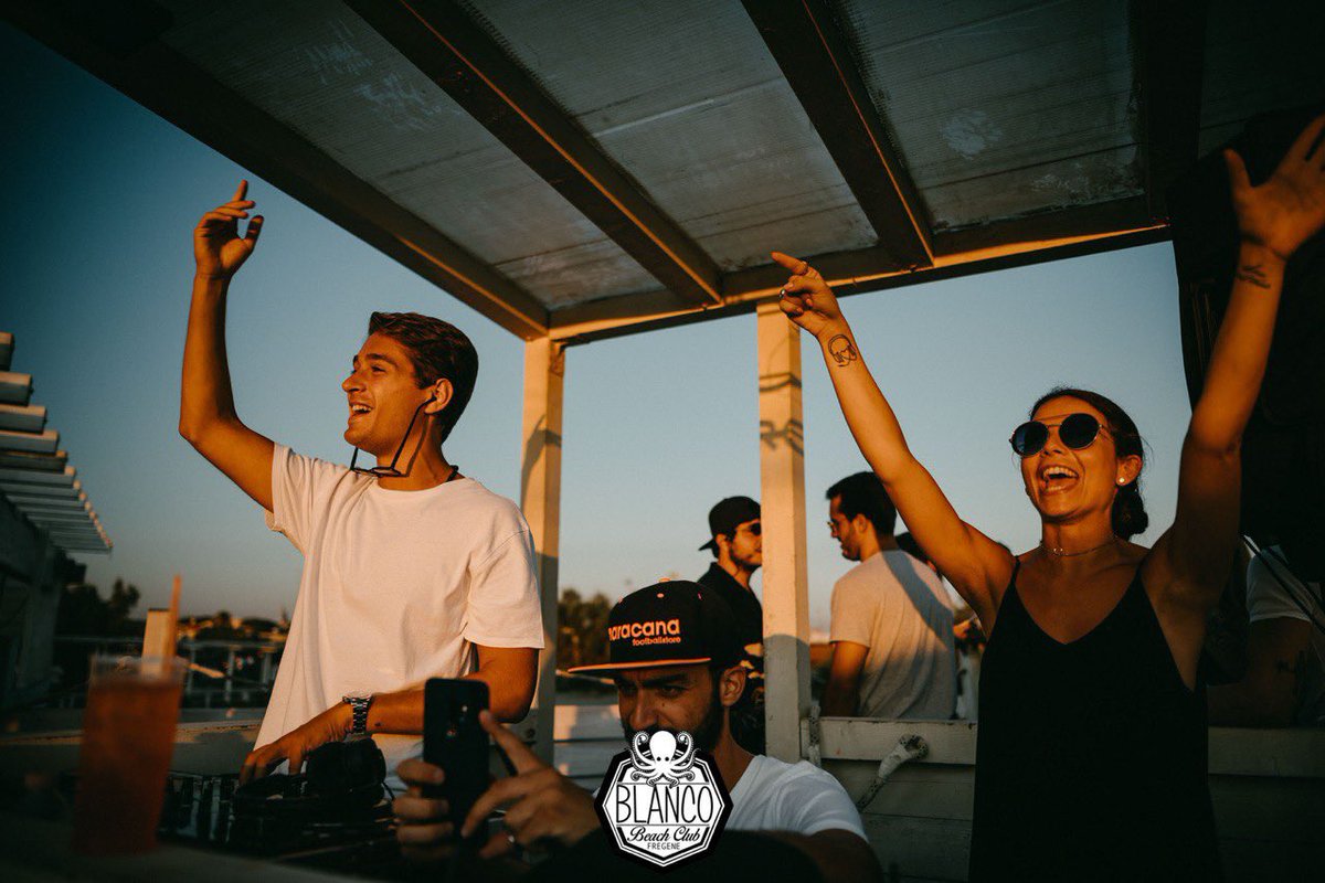 blancofregene's tweet photo. Domenica 11 AGOSTO h17:00 🌅

REGGAETON SUNSET 🍹

Per info &amp; tavoli scriveteci tramite WHATSAPP al 351 9384266 📲

Aspettando il tramonto più bello d’Italia 🇮🇹

#blanco #beachclub #fregenemarittima ❤️ https://t.co/x4mKs901NF