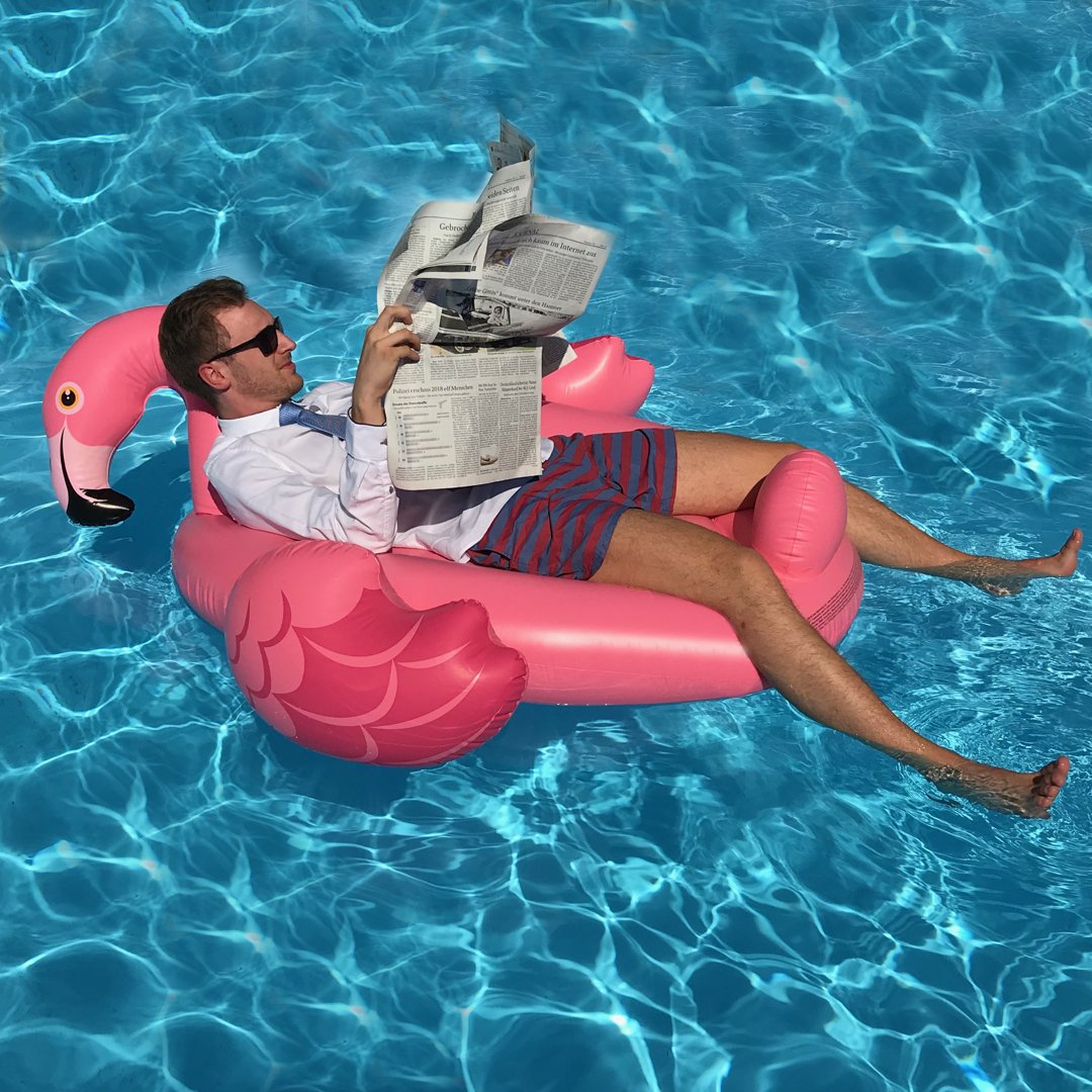 VRGenoBank's tweet photo. Wie Banker baden gehen?😁🌴🌞🏖
👉 Seht selbst... 👔🕶😁
#hauptsachediekrawattesitzt #humor #sommersonnepool #sommer #pool #urlaub #meer #ferien #strand #chillout #VRGenoBank 💙 #VRGenoBankTeam #InderHeimat https://t.co/8spkVMf7hx
