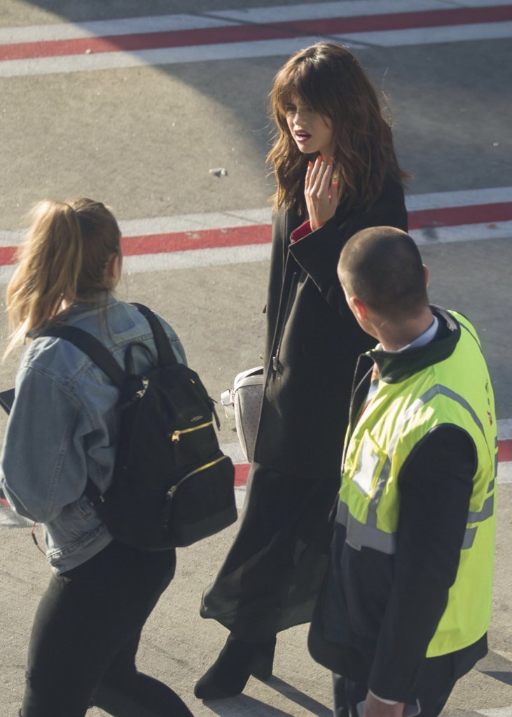 ThrowbackSeIena's tweet photo. August 8, 2016: Selena landing at an airport in Sydney, Australia https://t.co/B5U5kOLzTK