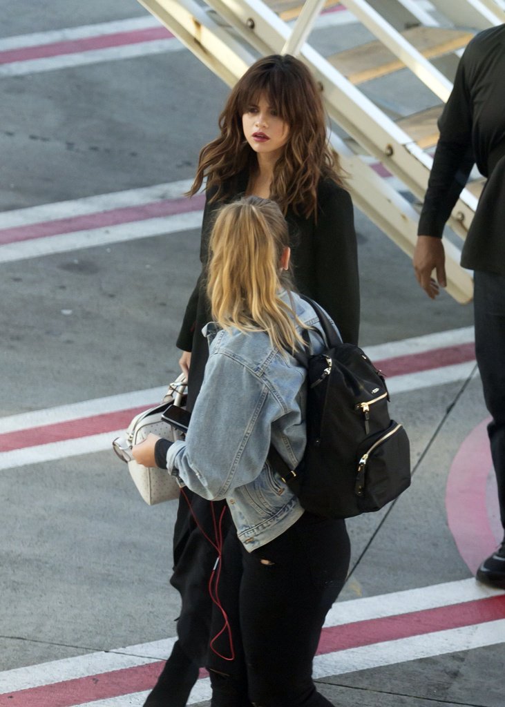 ThrowbackSeIena's tweet photo. August 8, 2016: Selena landing at an airport in Sydney, Australia https://t.co/B5U5kOLzTK