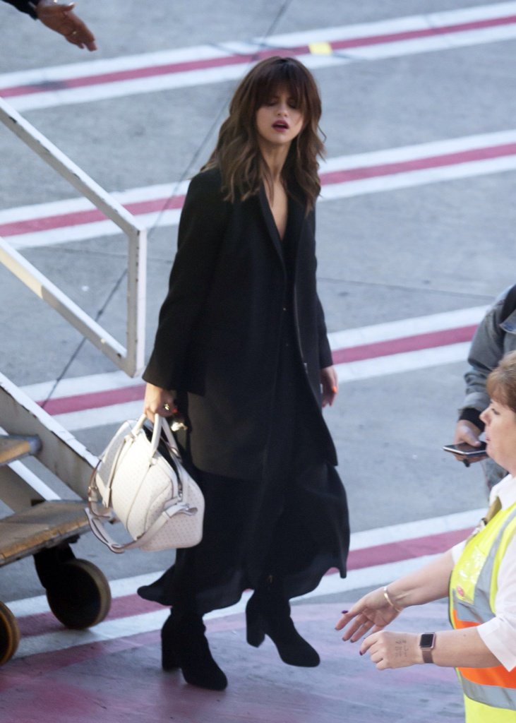 ThrowbackSeIena's tweet photo. August 8, 2016: Selena landing at an airport in Sydney, Australia https://t.co/B5U5kOLzTK