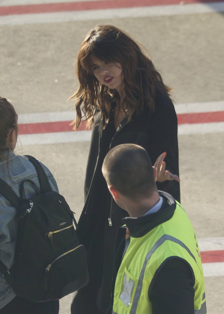 ThrowbackSeIena's tweet photo. August 8, 2016: Selena landing at an airport in Sydney, Australia https://t.co/B5U5kOLzTK