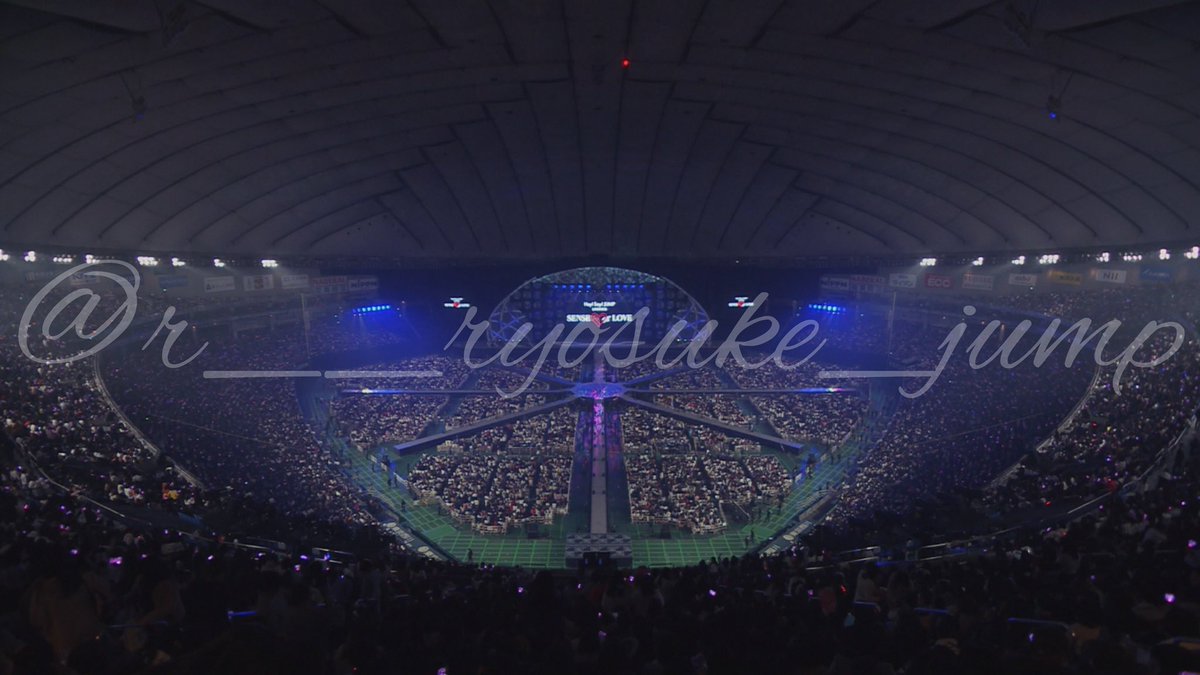 ri_jump_0924's tweet photo. どっちも同じHey! Say! JUMPのライブだけど集客数が全然違うから景色も全然違う。デビューした頃と今じゃ全然違う。それは彼らの努力の賜物。いろんなグループがデビューしていく中で焦りもあるかもしれないけど、私はHey! Say! JUMPについていきます。これからもHey! Say! JUMPらしくいてください。 https://t.co/vfBN7GcJfJ