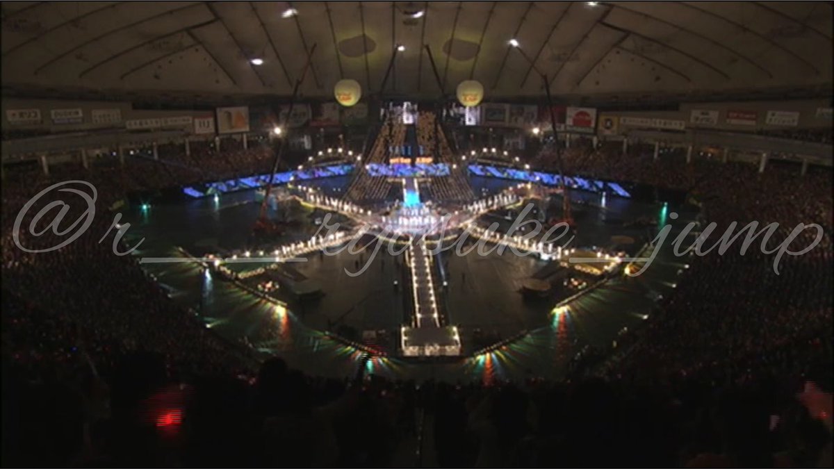 ri_jump_0924's tweet photo. どっちも同じHey! Say! JUMPのライブだけど集客数が全然違うから景色も全然違う。デビューした頃と今じゃ全然違う。それは彼らの努力の賜物。いろんなグループがデビューしていく中で焦りもあるかもしれないけど、私はHey! Say! JUMPについていきます。これからもHey! Say! JUMPらしくいてください。 https://t.co/vfBN7GcJfJ