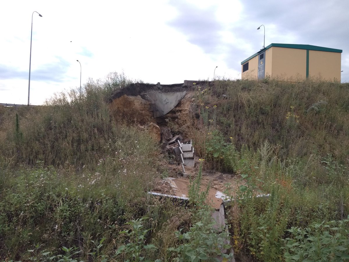 Road163's tweet photo. Новая дорога в аэропорт Курумоч, в сторону аэропорта. Не доезжая искусственного сооружения через ЖД пути. @NuzhdinVV @I_Pivkin @avtosamara @D_Azaroff @onf63 https://t.co/uLhdZxkr7C
