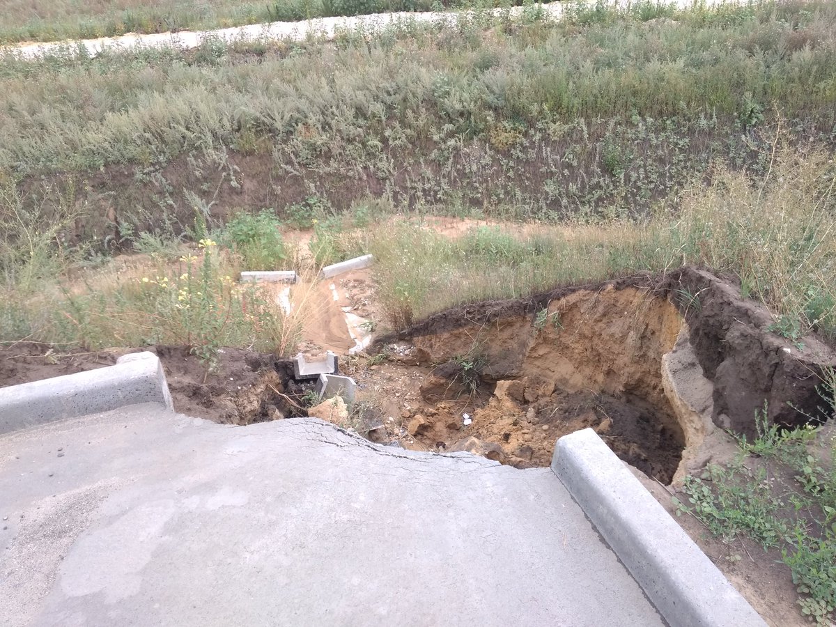 Road163's tweet photo. Новая дорога в аэропорт Курумоч, в сторону аэропорта. Не доезжая искусственного сооружения через ЖД пути. @NuzhdinVV @I_Pivkin @avtosamara @D_Azaroff @onf63 https://t.co/uLhdZxkr7C