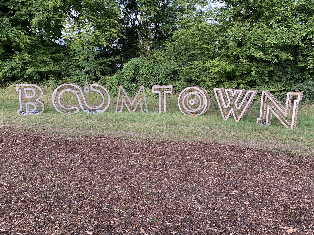 Festival goers, do your thing! Let’s fill this <a href="/BoomtownFair/">Boomtown Festival</a> sign with cans before the festival is over! Eco Art is brilliant! #BoomtownCH11
