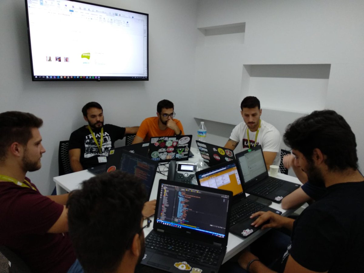 dFrontTeam's tweet photo. La innovación es uno de los pilares clave del mundo de la tecnología. Nuestro equipo no se queda atrás y la parte de innovación de DFront se reúne para hacer realidad algunas ideas brillantes. #Innovation #DFront #WebDevelopers https://t.co/e009aNXGCe