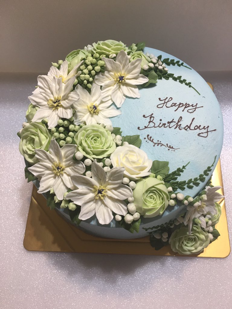 luckseed_mirfak's tweet photo. 安曇野旅行の目的のひとつ,kinpikaさんのフルオーダーケーキです!!
明日が私の誕生日なので奥様がオーダーしておいてくれたんです。
クレマチスもバラもリアリティが高く、遠目に本物の花のよう。
見た目も味も最高のケーキでした。
#cakeworks kinpika
#安曇野 https://t.co/Q6RPNPNg0l