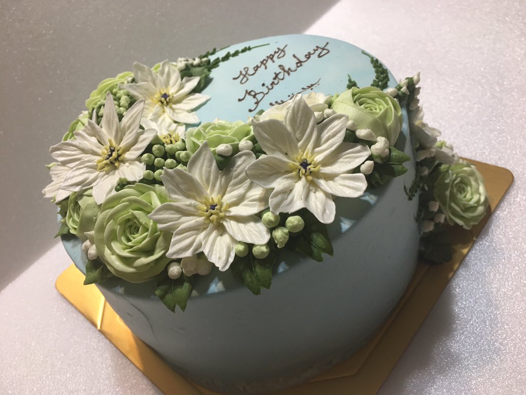 luckseed_mirfak's tweet photo. 安曇野旅行の目的のひとつ,kinpikaさんのフルオーダーケーキです!!
明日が私の誕生日なので奥様がオーダーしておいてくれたんです。
クレマチスもバラもリアリティが高く、遠目に本物の花のよう。
見た目も味も最高のケーキでした。
#cakeworks kinpika
#安曇野 https://t.co/Q6RPNPNg0l