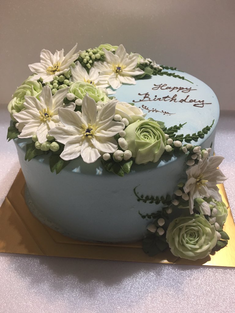 luckseed_mirfak's tweet photo. 安曇野旅行の目的のひとつ,kinpikaさんのフルオーダーケーキです!!
明日が私の誕生日なので奥様がオーダーしておいてくれたんです。
クレマチスもバラもリアリティが高く、遠目に本物の花のよう。
見た目も味も最高のケーキでした。
#cakeworks kinpika
#安曇野 https://t.co/Q6RPNPNg0l
