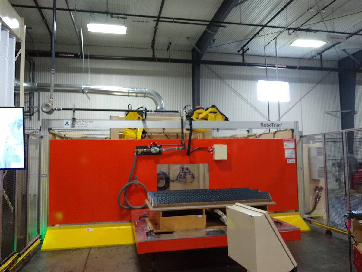 LindarCorp's tweet image. Automated router applications are beneficial in efficient thermoforming. Our new dual-arm robotic trim station performs flexible router trimming maneuvers—freeing operators for other duties &amp;amp; replacing older CNC router machines. Go to: lindarcorp.com/dual-robotic-r… #LINDAR #Thermoform