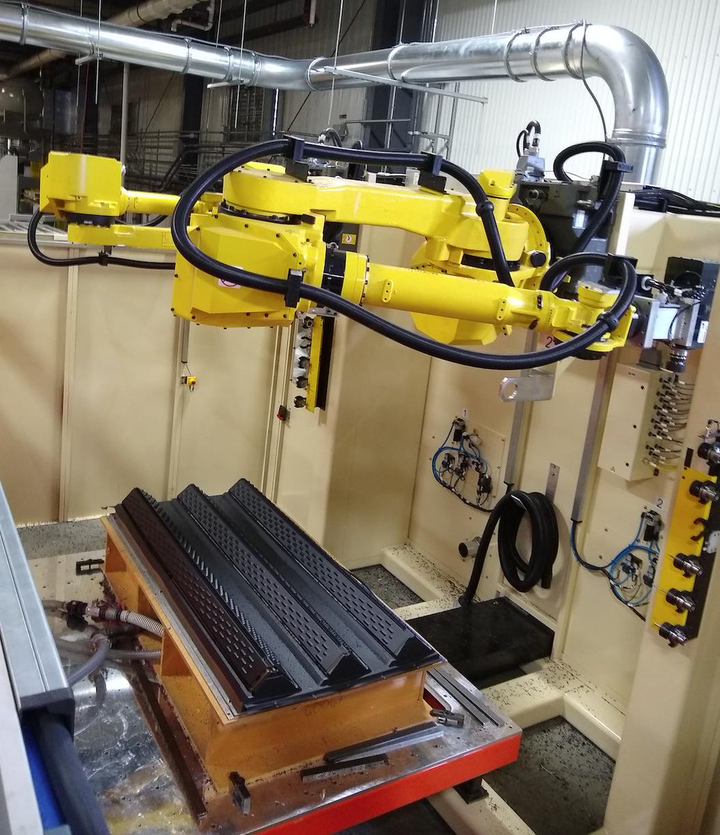 LindarCorp's tweet image. Automated router applications are beneficial in efficient thermoforming. Our new dual-arm robotic trim station performs flexible router trimming maneuvers—freeing operators for other duties &amp;amp; replacing older CNC router machines. Go to: lindarcorp.com/dual-robotic-r… #LINDAR #Thermoform