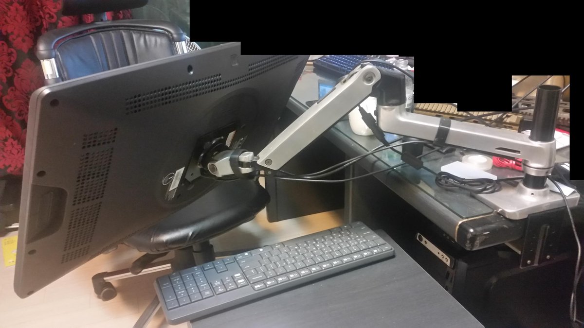 GitoshinP 그리고 어거트론 모니터암인데, 신티크를 달고 책상 바깥으로 끌고 와서 모니터암이 책상을 잡고 있는 지점보다 신티크가  아래로 내려와도 흔들림 없습니다. 3관절이라 좀 더 유연하기도 하구요.