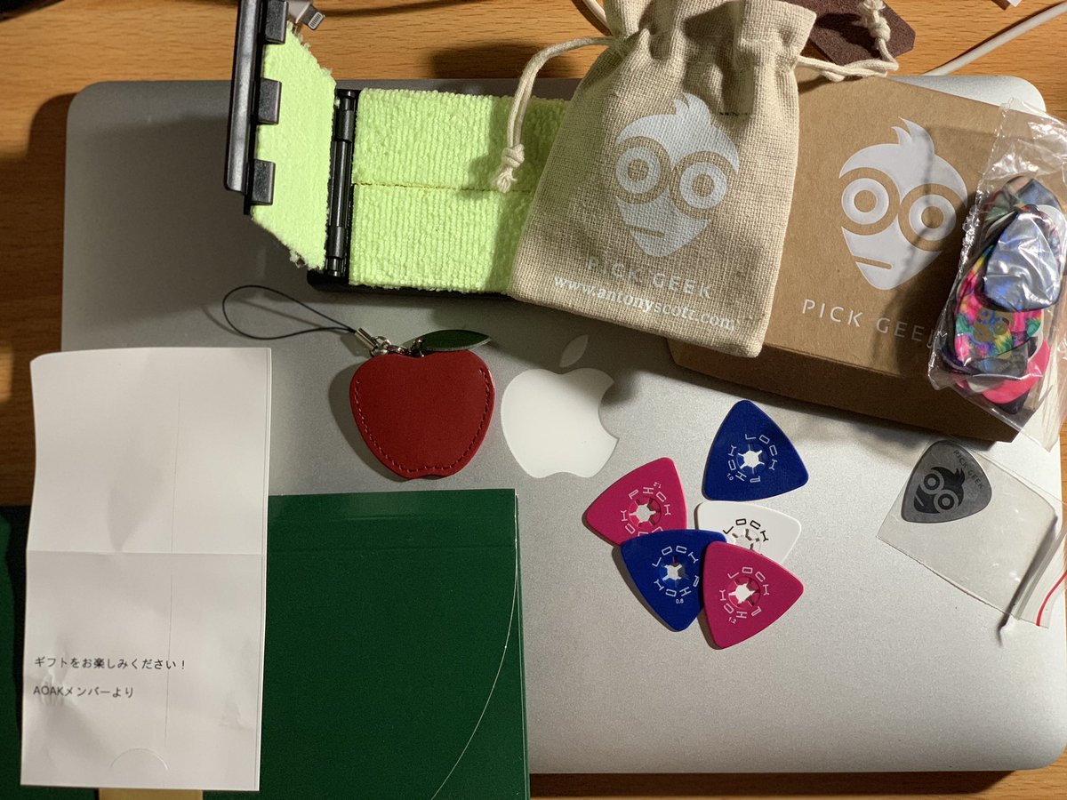 aoak1220's tweet photo. 先日の練習の際に、メンバーより誕生日プレゼントを頂きました。ピックは何十枚も貰ったので全て擦り切れるまで使います。みんなありがとう。現在、オリジナル曲の製作中ですが、ボーカル発信の曲も練ってます。いいのができるか分かりませんが、楽しみたいと思います！ #AOAK #オーク https://t.co/IJqiE79NUR