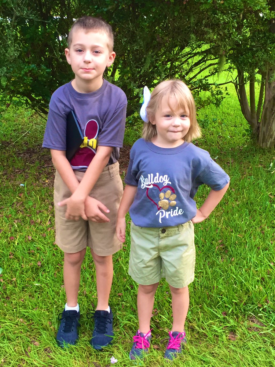 jojoshelly's tweet photo. 😭😭First Day of School. #bulldogpride #momof2schoolkids https://t.co/cwIkuxwgB4