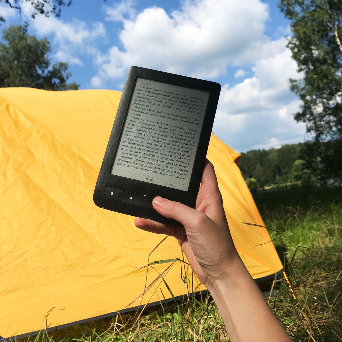 Берег реки, запах леса, палатка, байдарка. Верный ридер #PocketBook – и не надо париться с зарядкой. Читайте хоть все выходные напролёт, а заряд ещё останется. Кстати, в лесу особенно хорошо «заходит» фэнтези: попробуйте «Игру престолов» или «Ведьмака».