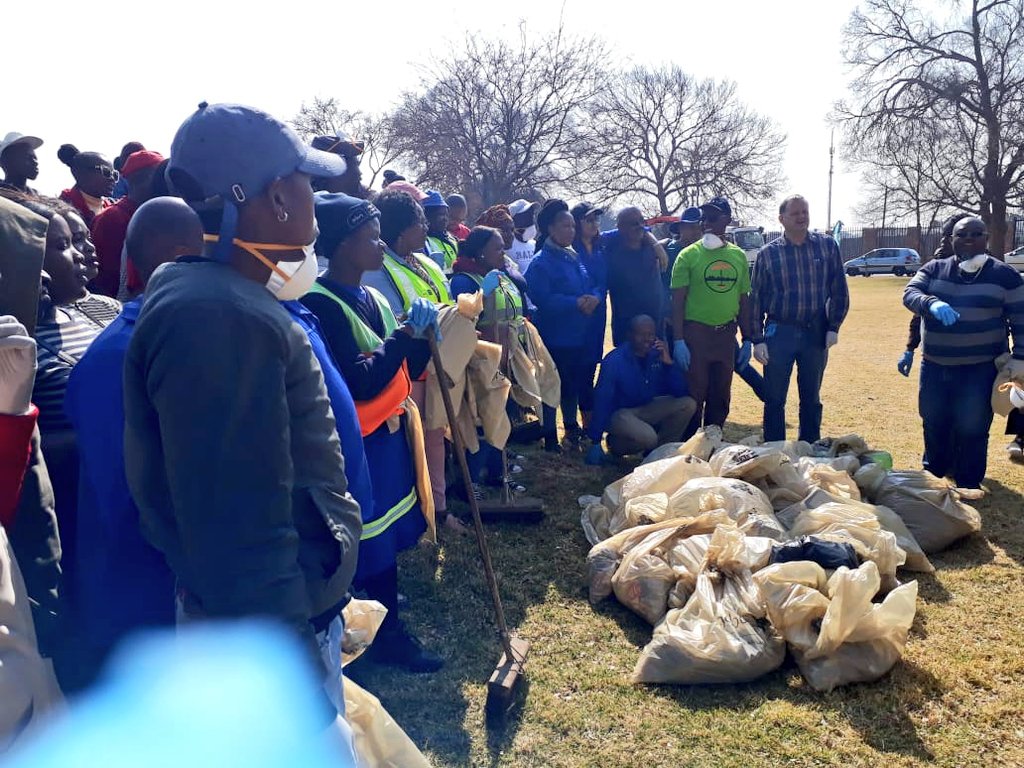 PCLouw's tweet photo. Over 50 volunteers showed up for the @CityofJoburgZA Region F staff A Re Sebetseng clean-up campaign in Mayfair today. Volunteers included officials from @CleanerJoburg, @COJCommunityDev, @JoburgParksZoo, @cojhealth.
#AReSebetseng
#KeepJoburgClean https://t.co/cMtffIsZhB