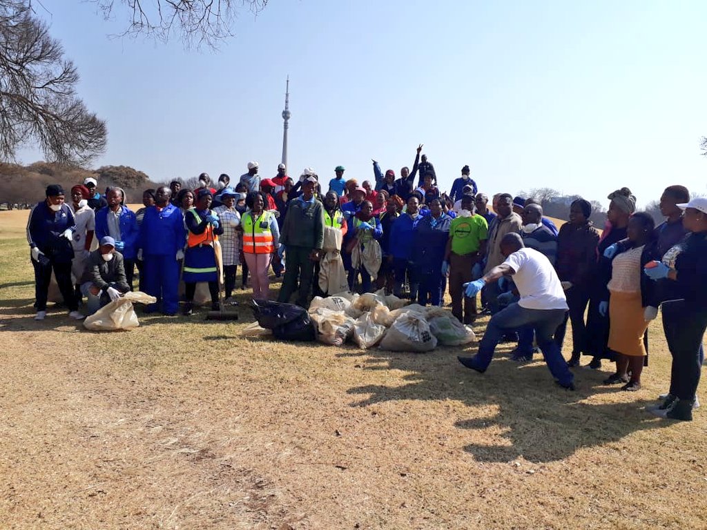 PCLouw's tweet photo. Over 50 volunteers showed up for the @CityofJoburgZA Region F staff A Re Sebetseng clean-up campaign in Mayfair today. Volunteers included officials from @CleanerJoburg, @COJCommunityDev, @JoburgParksZoo, @cojhealth.
#AReSebetseng
#KeepJoburgClean https://t.co/cMtffIsZhB