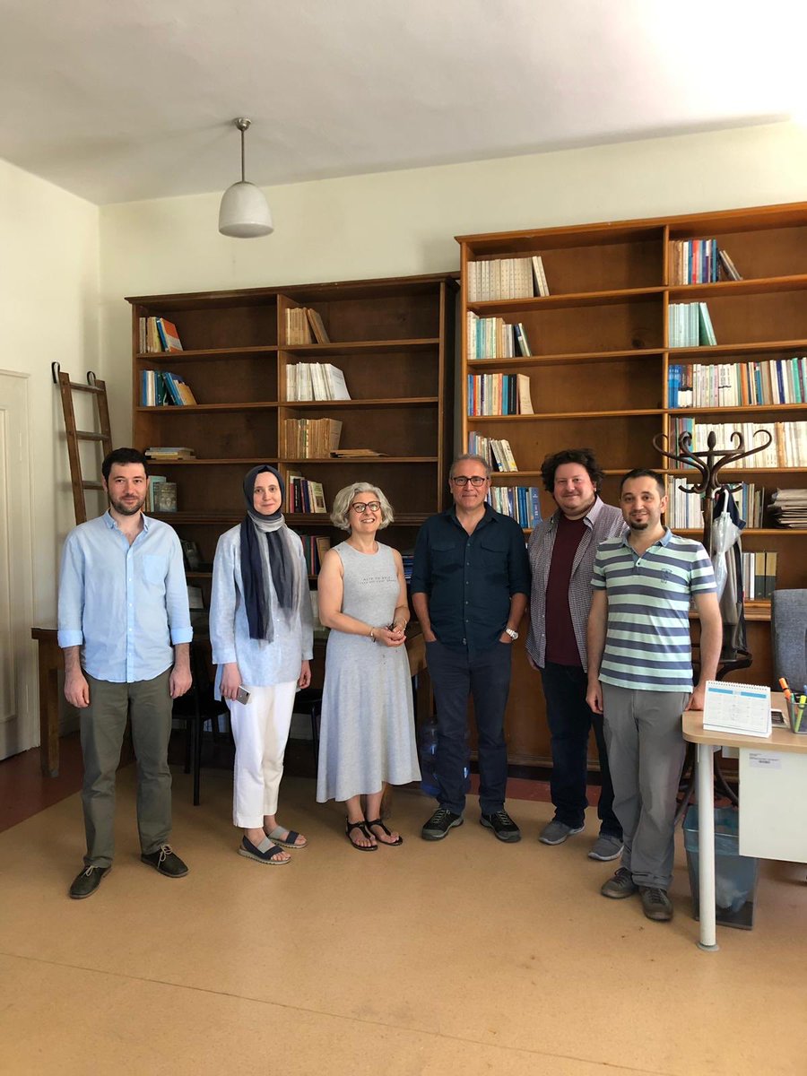 Jounal of Economy, Culture and Society’nin dergi ekibi. (Soldan sağa doğru Arş. Gör. Hüseyin Tok, Arş. Gör. Kübra Usta, Prof. Dr. Dilek Demirbaş, Prof. Dr. Veysel Bozkurt, Arş. Gör. Alper Karaağaç ve Arş. Gör. Özcan Garan)
