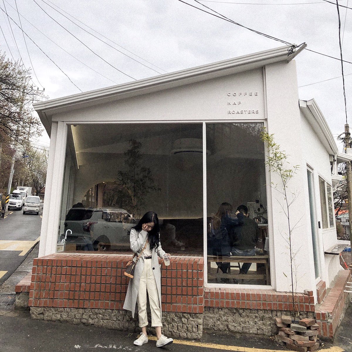 Originallims's tweet photo. coffee nap roasters ☕️
: คาเฟ่เล็กๆminimalแนวผสมผสานไม่เหมือนใครภายในร้านตกแต่งด้วยโทนขาวผสมอิฐที่ก่อแบบไล่ระดับ เก๋ๆ ที่นี่เด่นเรื่องกาแฟ แต่ถ้าใครไม่ทานก็มีแบบnon coffeeน้าdessertก็มี
📍 https://t.co/F9fyDhR0Ko
#Originallim #รีวิวเกาหลี #คาเฟ่เกาหลี @Review_korea https://t.co/ibwkRNCVci