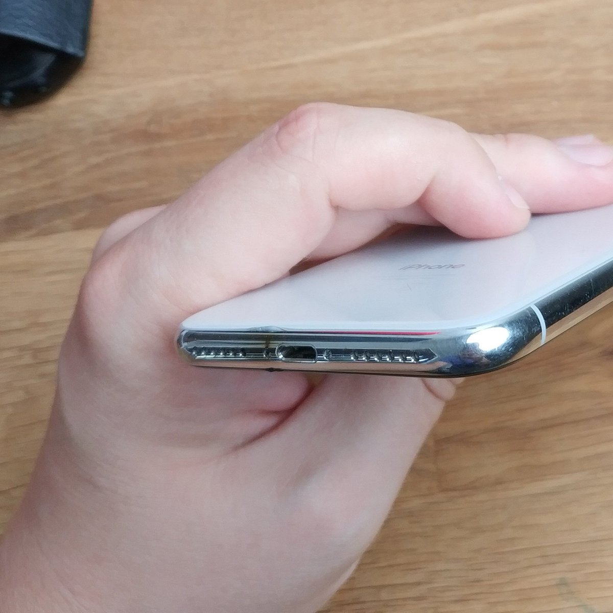 bezPretekstu's tweet photo. Proszę bardzo. Telefon leżał sobie spokojnie w kieszonce/półeczce w aucie, nie był podłączony. Prowadziłem rozmowę za pomocą słuchawek #AirPods. Efekt jak na załączonym obrazku. Wygląda na zwarcie. #iphonefail #iphoneburn https://t.co/W3GxkEqPFj
