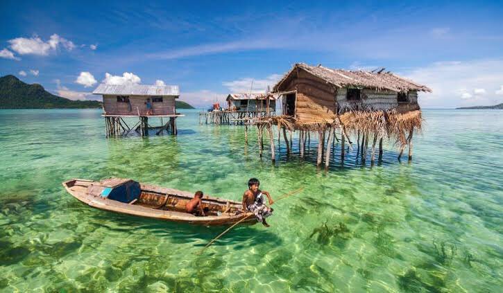  Do you know about the stateless people in Sabah? I would like to just briefly explain the life of over 60,000 stateless ‘sea gypsy’ Bajau Laut (2018 data) community in Sabah. @KKCity  @sabah_netizen  @SABAHtwt [A thread]