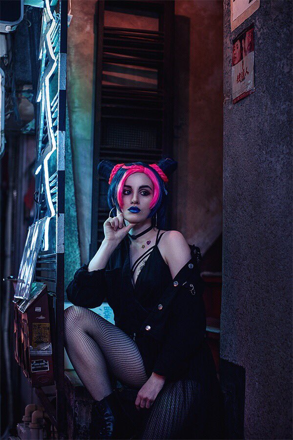 Marvel_san's tweet photo. Neon Jolyne 🦋
Ph.@Vika_Morumotto 

#jojo #JOJOsBizzareAdventure #jjba #jojocosplay #stoneocean #ジョジョ
#jolyne #jolynecujoh #空条徐倫 https://t.co/miXjPaYHc9