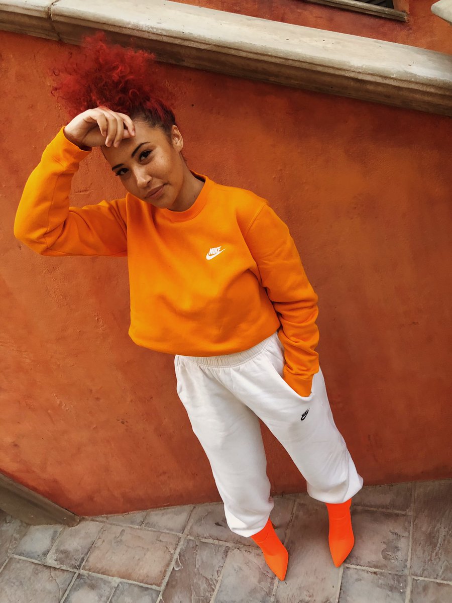 vow_881's tweet photo. @Boskasie_ Is in studio right now so tune in to absorb the heat!!🔥 Her single dropping tmrw will be exclusively played on #ThatLunchShow...because we cool and exclusive like that

#thatlunchshow #vowfm #tls #lunchconversations https://t.co/QyTye0YVyz