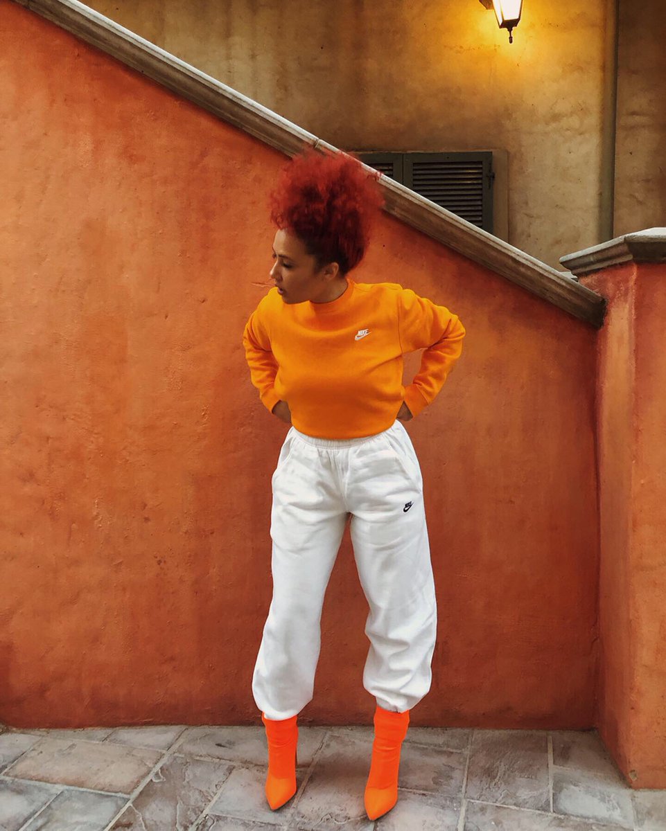 vow_881's tweet photo. @Boskasie_ Is in studio right now so tune in to absorb the heat!!🔥 Her single dropping tmrw will be exclusively played on #ThatLunchShow...because we cool and exclusive like that

#thatlunchshow #vowfm #tls #lunchconversations https://t.co/QyTye0YVyz