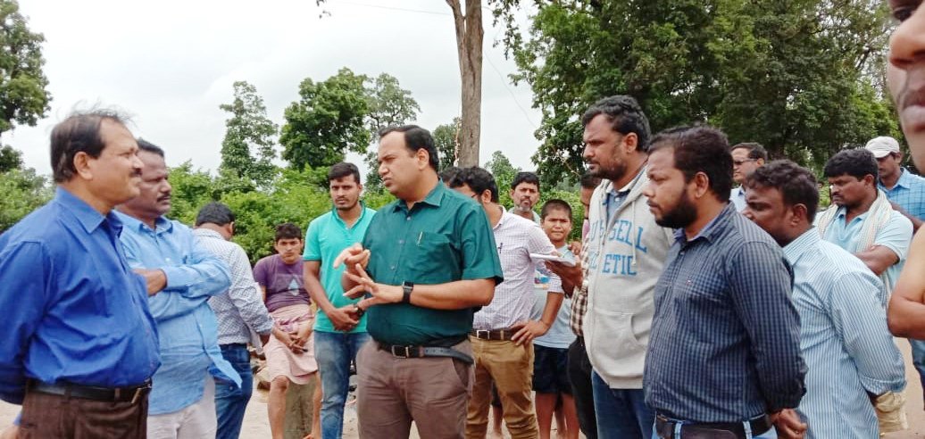 dm_malkangiri's tweet photo. Sri Manish Agarwal, IAS, Collector Malkangiri conducted a field visited on 08.08.2019 to Mathili and Khairput Block areas. Took the stock of the situation
https://t.co/hqa3FDaSLb
#SRC_Odisha, #CMO_Odisha, #rdmodisha, #osdma, #PRDeptOdisha, #relief, #MGNREGA, #Malkangiri, #Odisha https://t.co/BzuEtjanr3